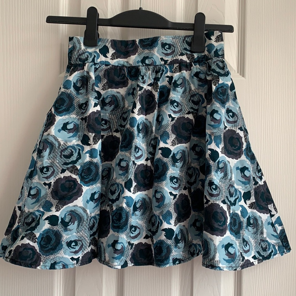 H&M skater dress blue rose pattern sz 4 super cute